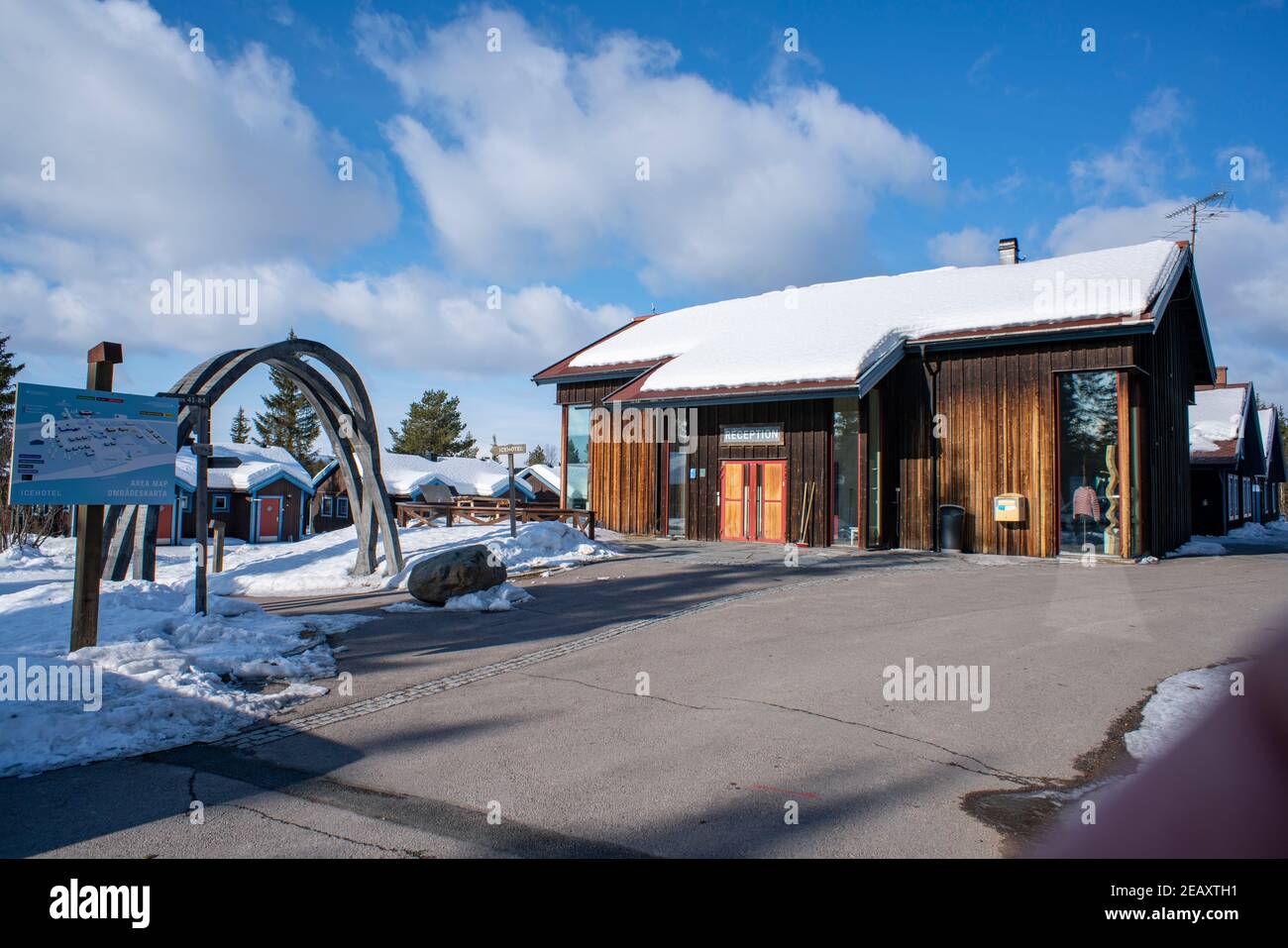Icehotel-Rezeptionsgebäude und Parkplatz am Jukkasjarvi Icehotel Stockfoto