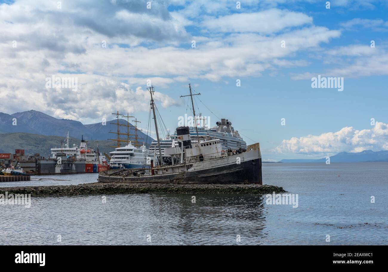 Das Schiffswrack von St. Christopher im Hafen von Ushuaia, Patagonien, Argentinien Stockfoto