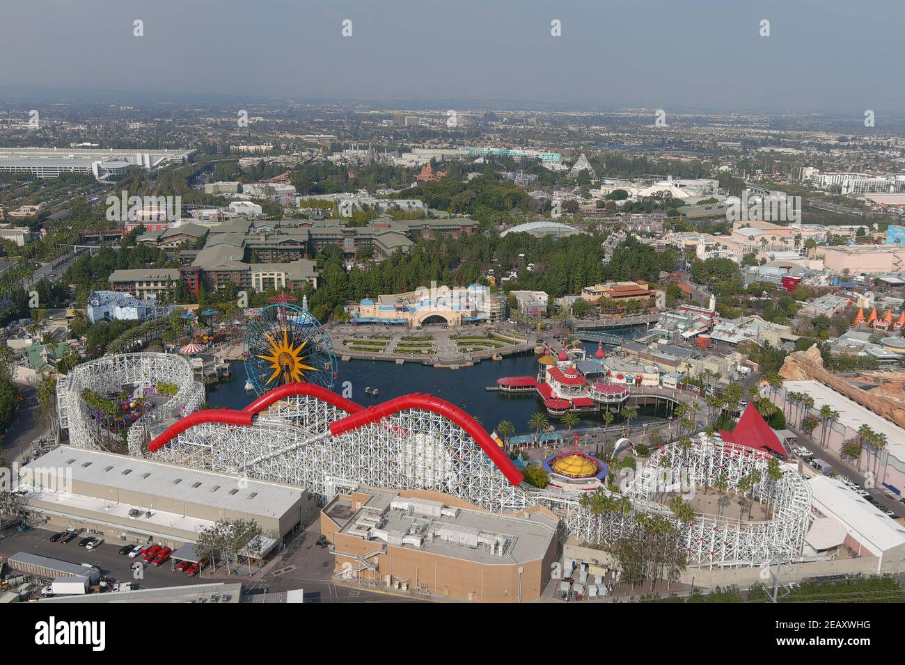 Eine Luftaufnahme von Disney California Adventure und Disneyland Park, Mittwoch, 10. Februar 2021, in Anaheim, Kalif. Stockfoto