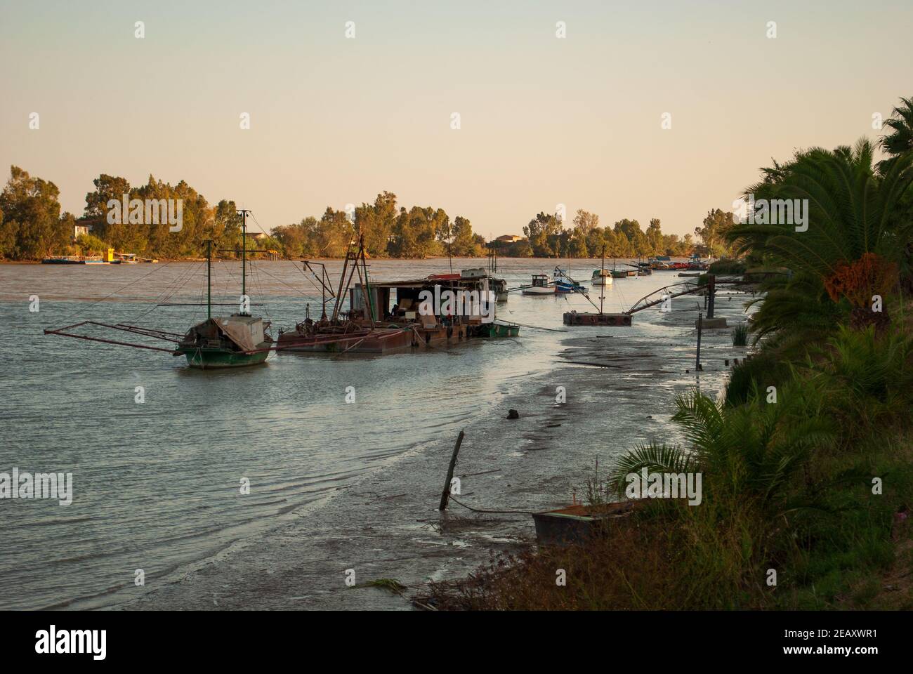 Alte Boote über 100 Jahre alt entlang des guadalquivir Flusses in Sevilla in Andalusien Stockfoto