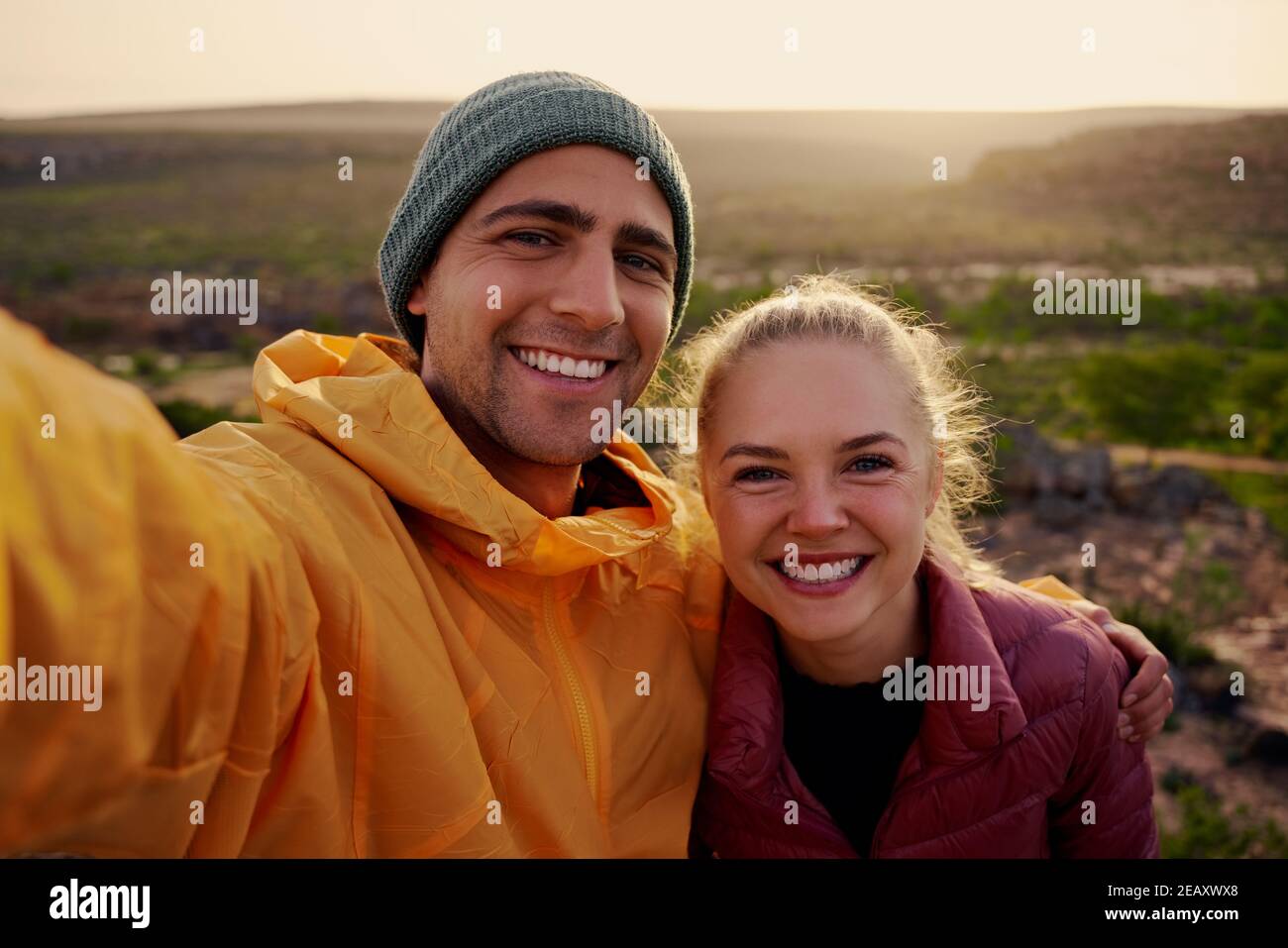 Portrait von schönen jungen Mann und Frau umarmt und lächelt Nach dem Wandern mit Blick auf die Kamera Stockfoto