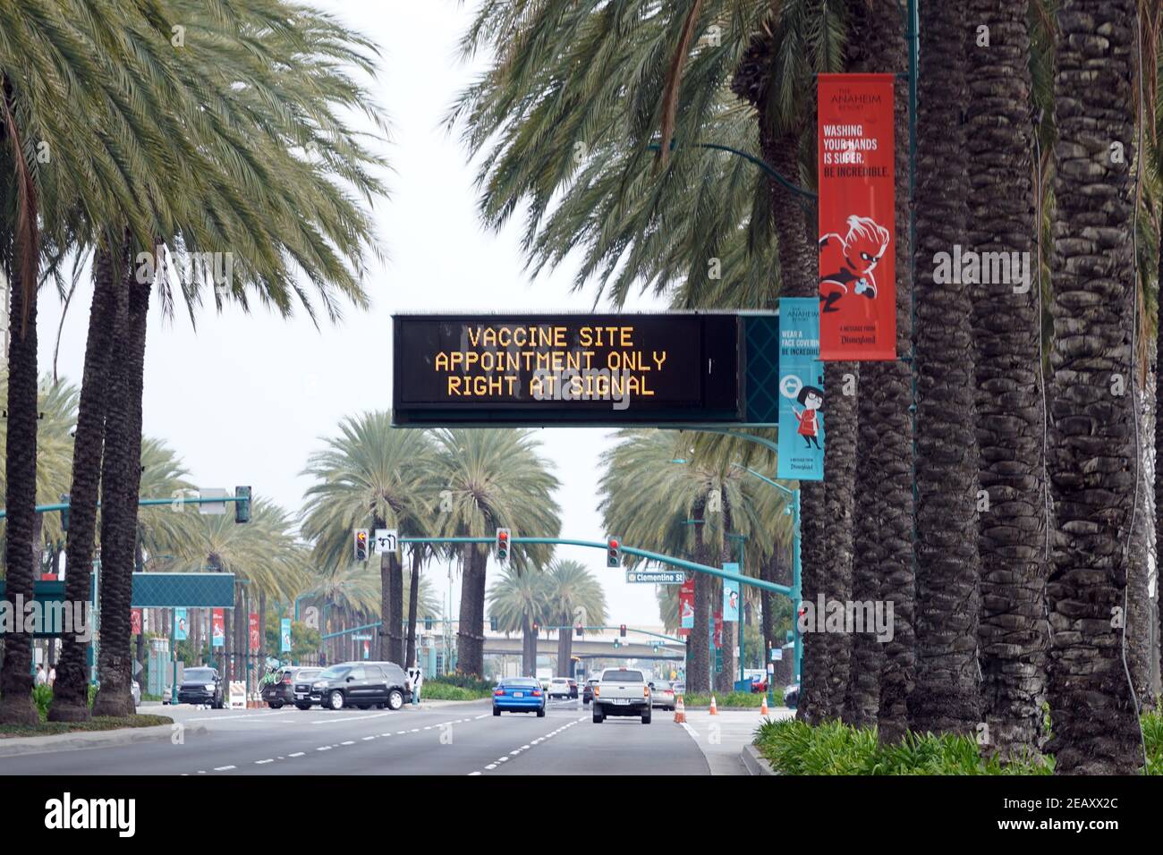 Ein Richtschild auf W. Katella Ave. Für Super Point-of-Distribution Coronavirus COVID-19 Masse Impfstelle in einem Disneyland Parkplatz, Mittwoch Stockfoto