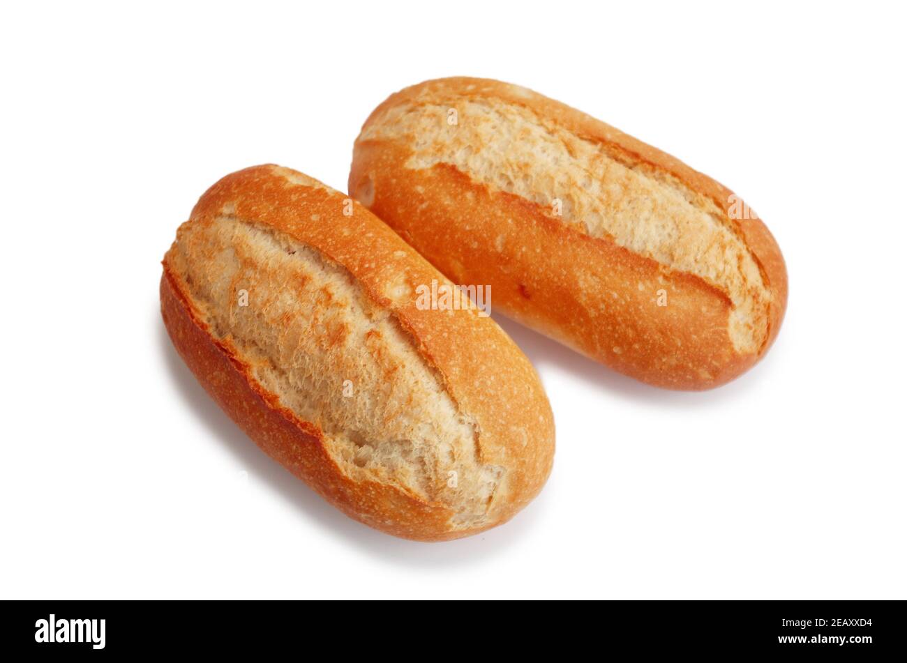 Zwei frische knusprige Mini-Baguettes isoliert auf weißem Untergrund. Kleine Baguette-Brötchen. Essen und Frühstück Hintergrund. Weltweites Hungerkonzept. Stockfoto