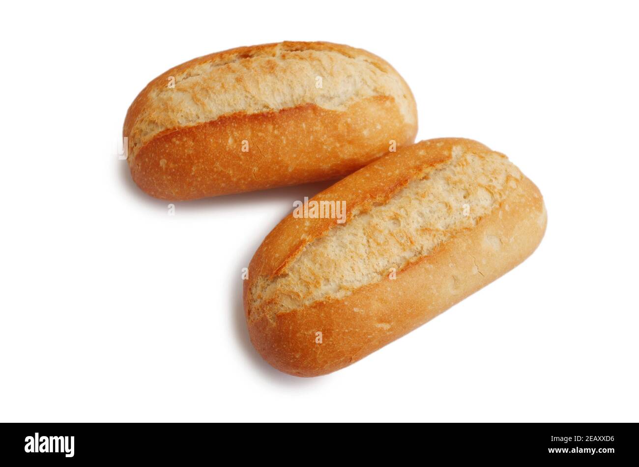 Zwei frische knusprige Mini-Baguettes isoliert auf weißem Untergrund. Kleine Baguette-Brötchen. Essen und Frühstück Hintergrund. Weltweites Hungerkonzept. Stockfoto