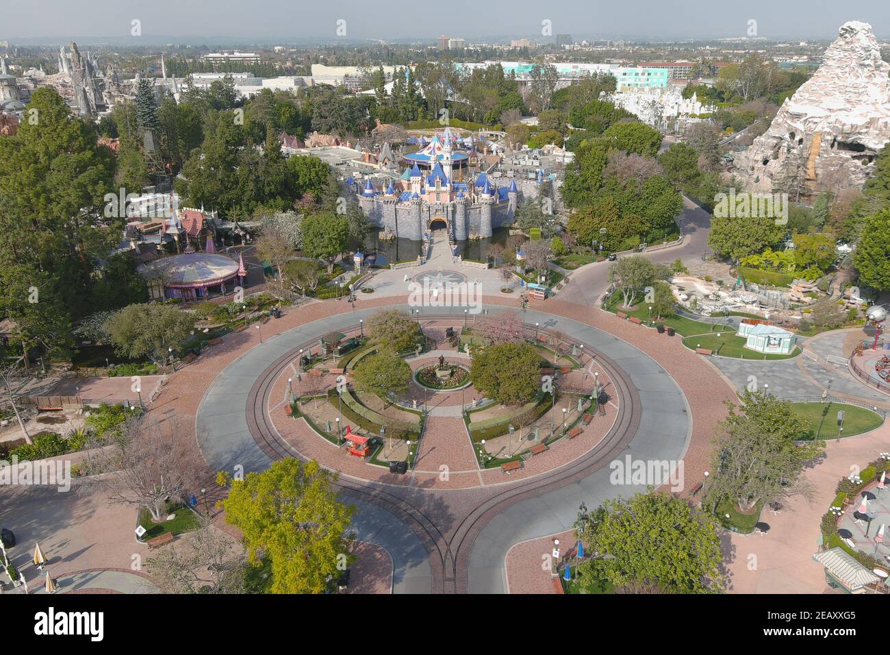 Eine Luftaufnahme des Dornröschenschlosses im Disneyland Park, Mittwoch, 10. Februar 2021, in Anaheim, Kalif. Stockfoto