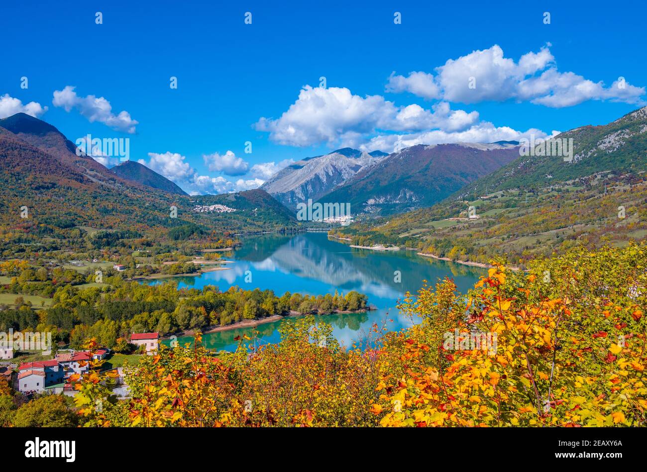 Nationalpark der Abruzzen, Latium und Molise (Italien) - der Herbst mit Laub in den Bergen Naturschutzgebiet, mit kleinen Städten, Barrea See, Camosciara Stockfoto