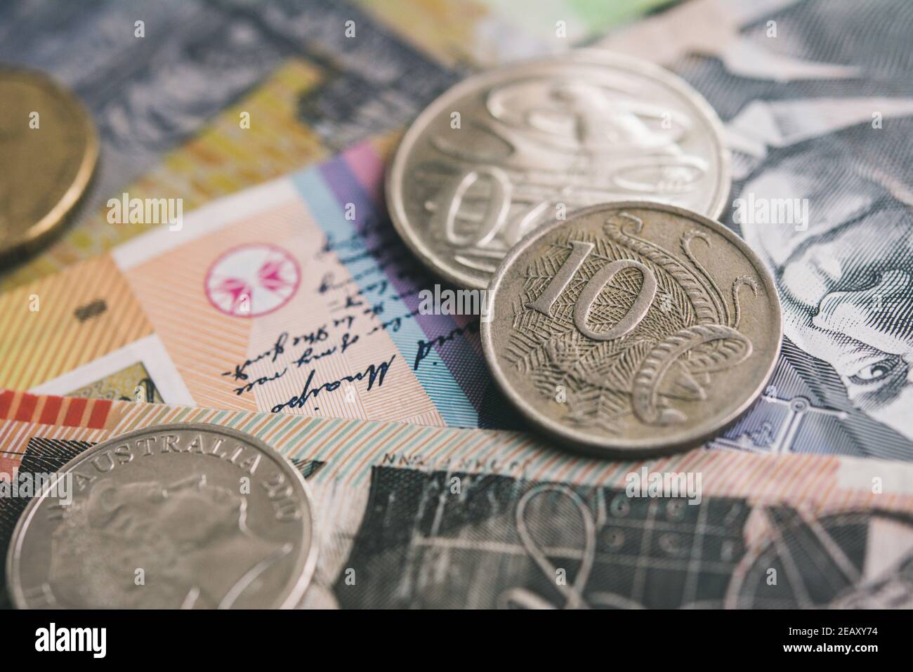 Nahaufnahme der australischen Dollar Währung Geldscheine und Münzen für Finanz- und Investitionskonzepte Stockfoto