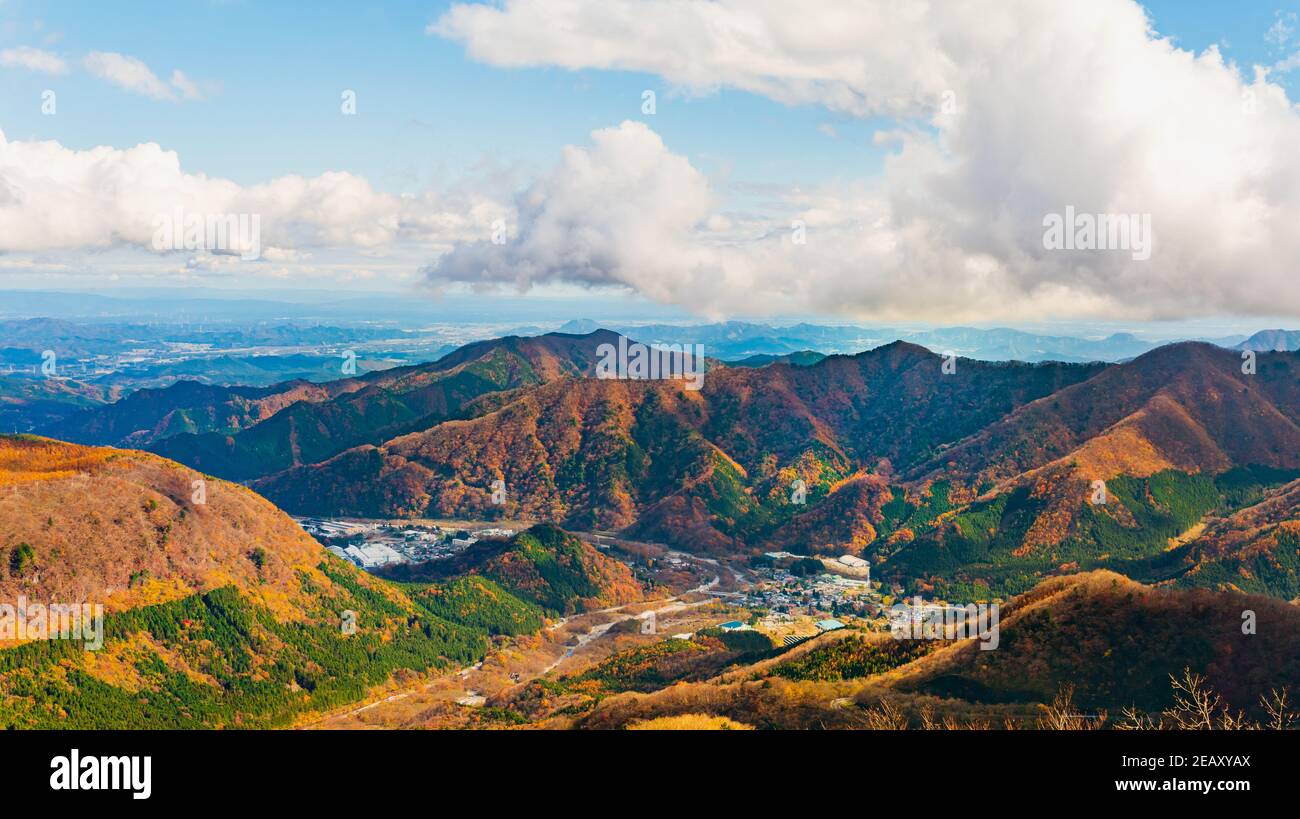 Schöne Bergkette mit blauem Himmel und Wolken im Herbst In Nikko Janpan Stockfoto