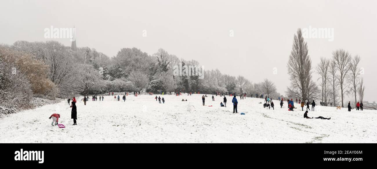 Menschenmenge, die Schnee in Harrow on the Hill, England, genießen Stockfoto