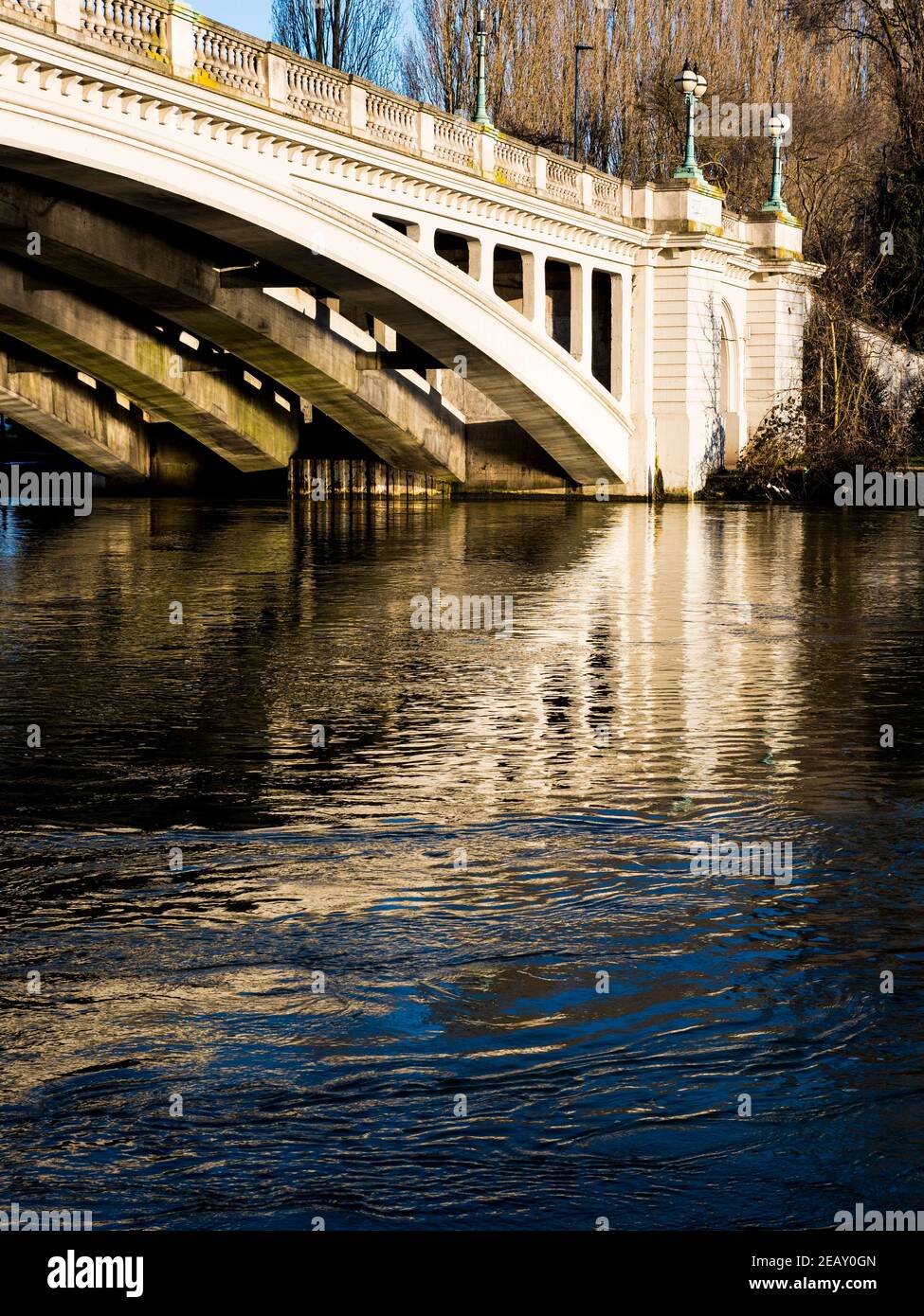 Reflection of Reading Bridge, River Thames, Reading, Berkshire, England, Großbritannien, GB. Stockfoto