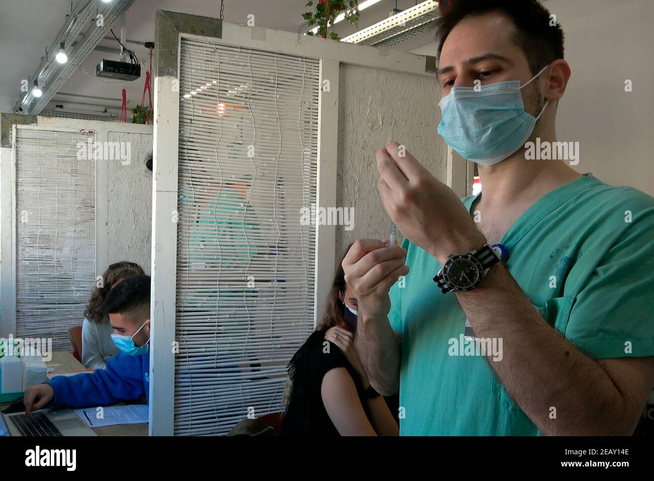Am 09. Februar 2021, in Tel Aviv, Israel, verabreicht ein Arzt den Impfstoff Pfizer-BioNTech COVID-19 an einen Ausländer im Sourasky Medical Center für ausländische Staatsangehörige. Anderthalb Monate nachdem Israel seine weltweit führende Impfkampagne gegen das Coronavirus gestartet hatte, begannen die Stadtverwaltung Tel Aviv-Yafo und das Sourasky Medical Center (Ichilov Hospital) damit, den ausländischen Staatsangehörigen der Stadt, von denen viele nicht dokumentierte Asylbewerber sind, kostenlos Pfizer-BioNTech-Coronavirus-Impfstoffe zu verabreichen. Stockfoto
