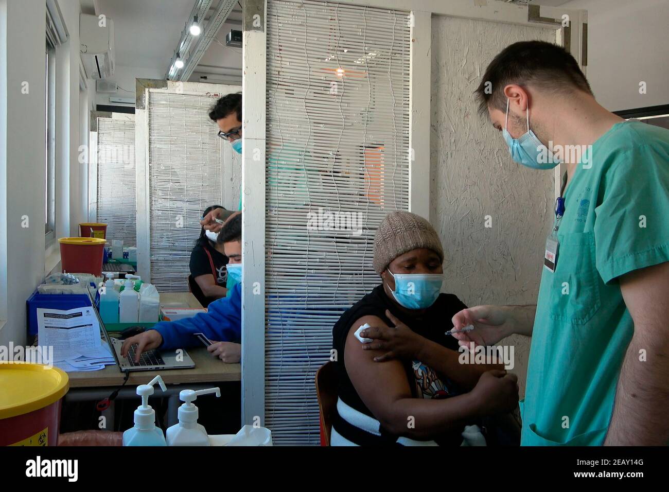 Am 09. Februar 2021, in Tel Aviv, Israel, verabreicht ein Arzt den Impfstoff Pfizer-BioNTech COVID-19 an einen Ausländer im Sourasky Medical Center für ausländische Staatsangehörige. Anderthalb Monate nachdem Israel seine weltweit führende Impfkampagne gegen das Coronavirus gestartet hatte, begannen die Stadtverwaltung Tel Aviv-Yafo und das Sourasky Medical Center (Ichilov Hospital) damit, den ausländischen Staatsangehörigen der Stadt, von denen viele nicht dokumentierte Asylbewerber sind, kostenlos Pfizer-BioNTech-Coronavirus-Impfstoffe zu verabreichen. Stockfoto