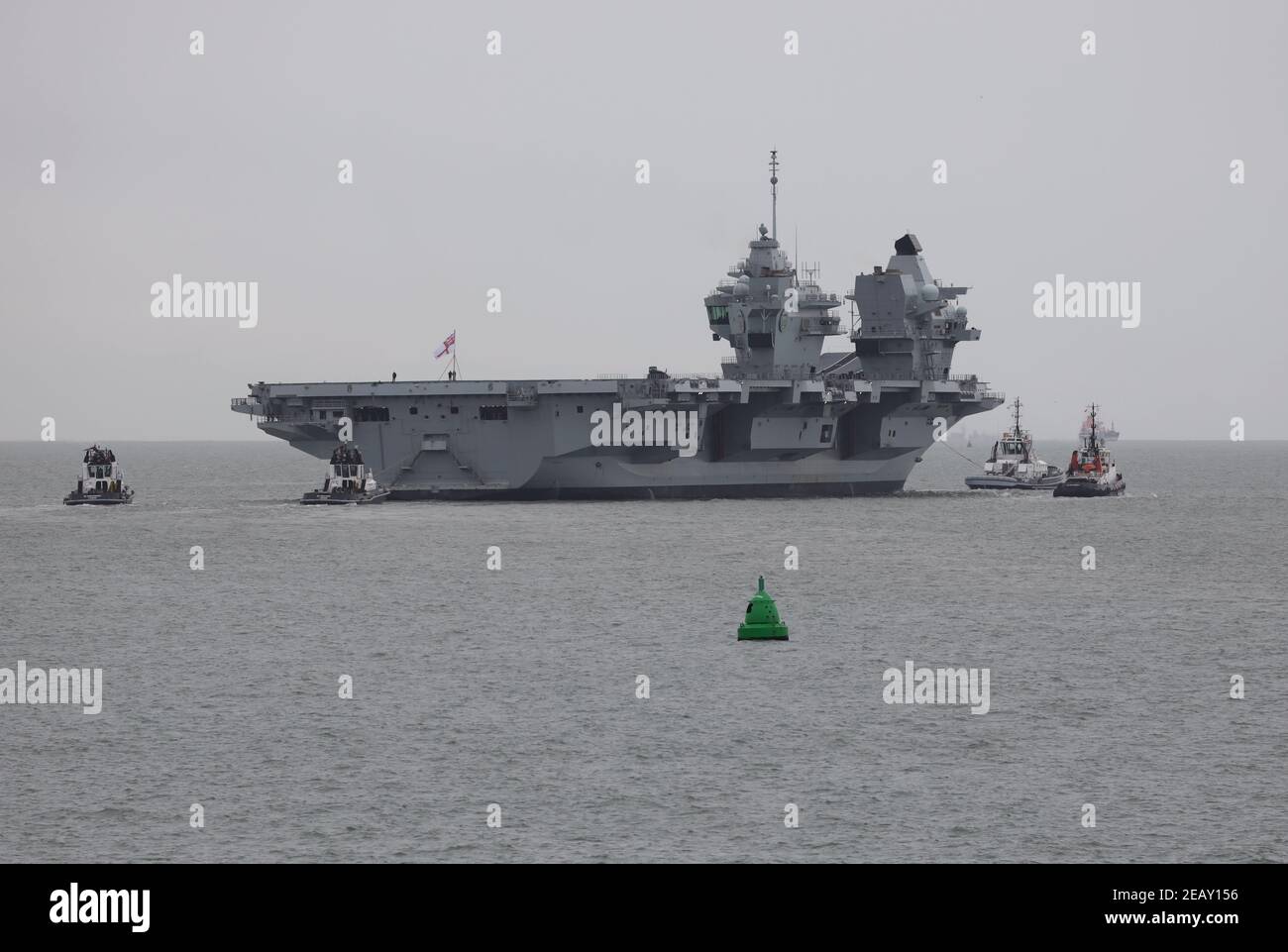 Schlepper begleiten den Flugzeugträger der Royal Navy Queen Elizabeth-Klasse HMS PRINCE OF WALES Into the Solent Stockfoto