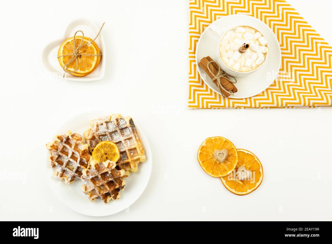 Frühes Frühstück Kaffee mit Marshmallows und einem Stock Zimt Und belgische Waffeln Stockfoto