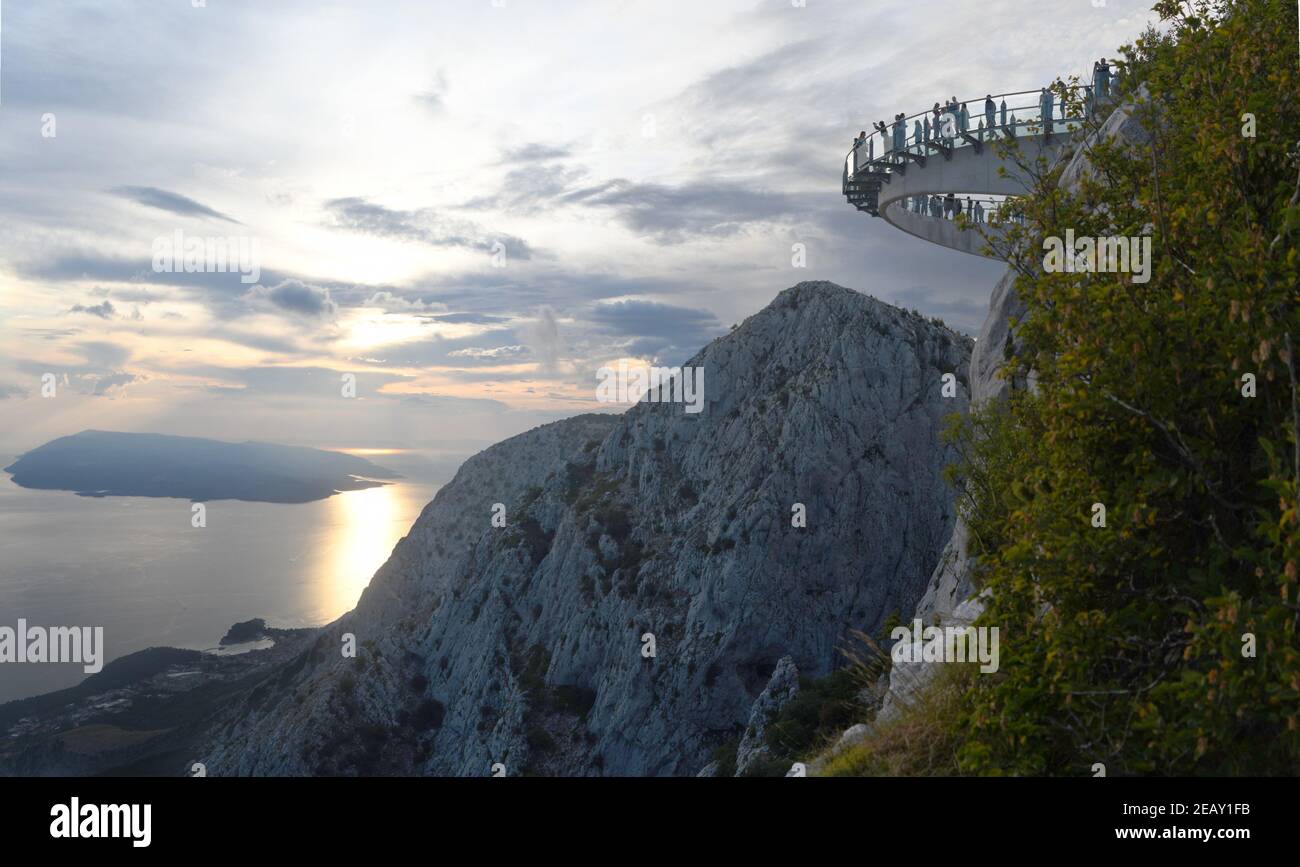 Touristen wandern auf der berühmten Attraktion "Skywalk" im Naturpark Biokovo, Makarska, Kroatien - Panoramablick auf die Adria und die Inseln Stockfoto