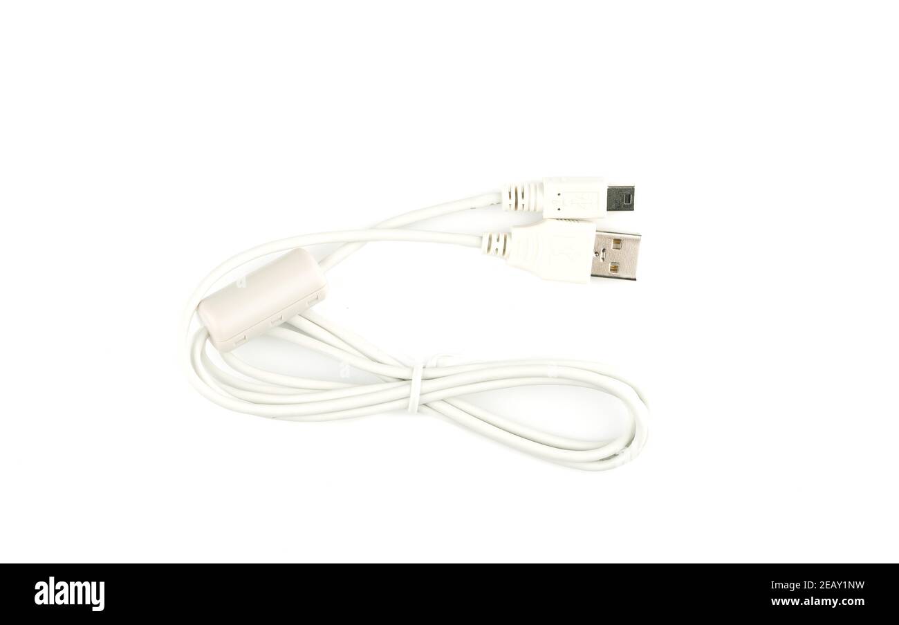 Draufsicht auf ein weißes Datenkabel mit Ferritfilter und USB-Anschlüssen. Speicherplatz kopieren. Stockfoto