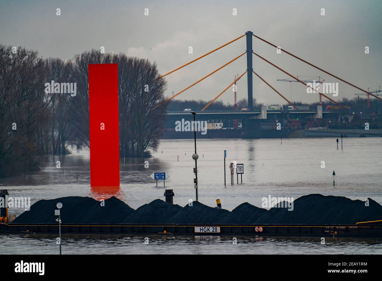 Rheinflutung, Duisburg-Ruhrort, Rheinflutung, Neuenkamp-Brücke am Rhein dahinter, A40, Rheinorange Skulptur an der Mündung des Ruhrgebiets, Kohle Fr. Stockfoto