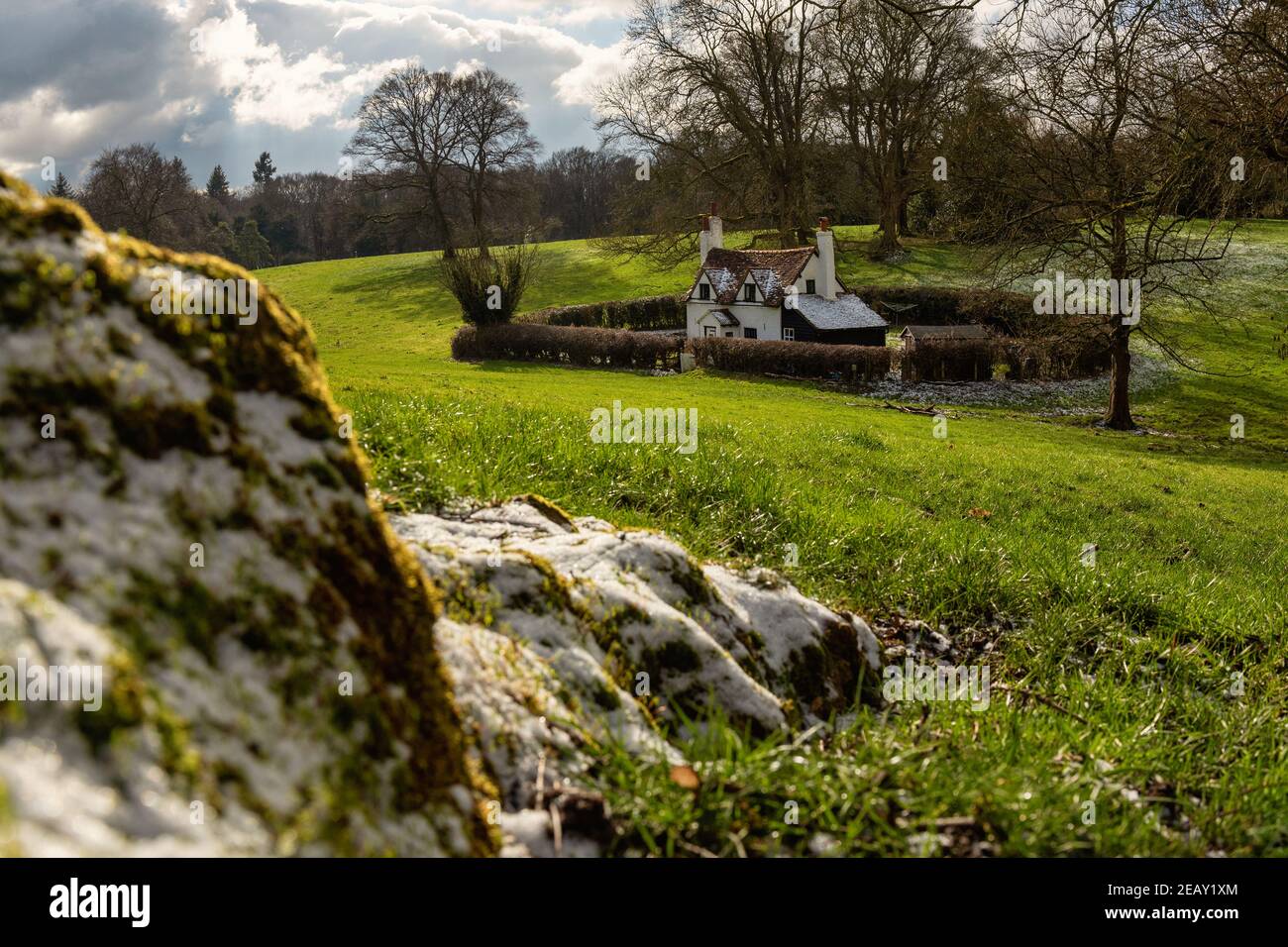 Winterlandschaft mit altem englischen Häuschen in den Chiltern Hills, England Stockfoto