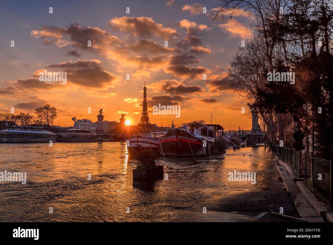 Paris, Frankreich - 10. Februar 2021: Blick auf die Flut in Paris, während die seine steigt und sich dem Rekordniveau nähert. Eiffelturm im Hintergrund Stockfoto
