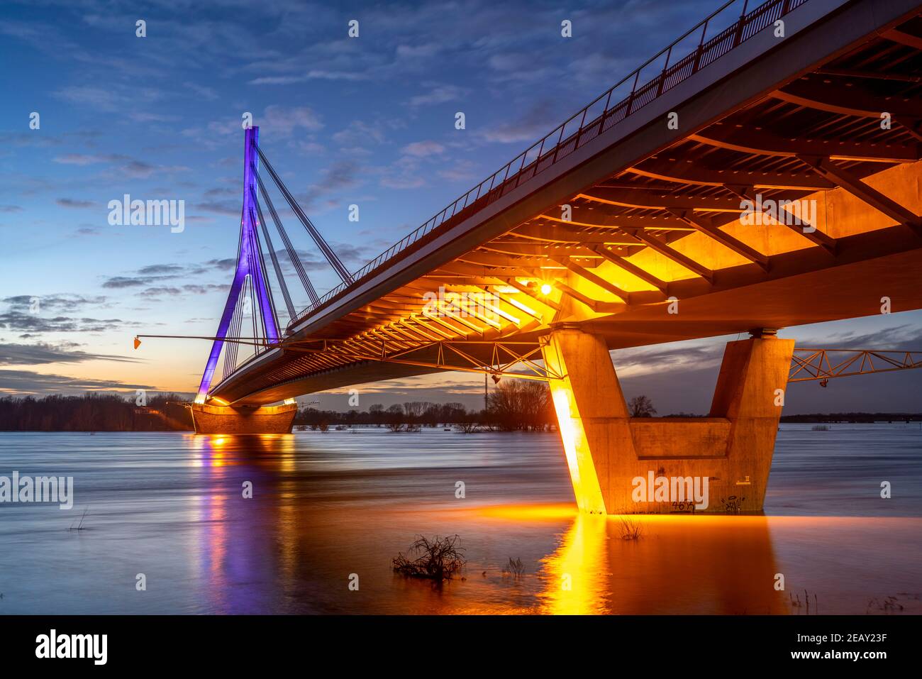 Die Rheinbrücke in Wesel, Niederrheinbrücke, Straßenbrücke der Bundesstraße B58, Abendbeleuchtung, Hochwasser, Wesel, NRW, Deutschland, Stockfoto