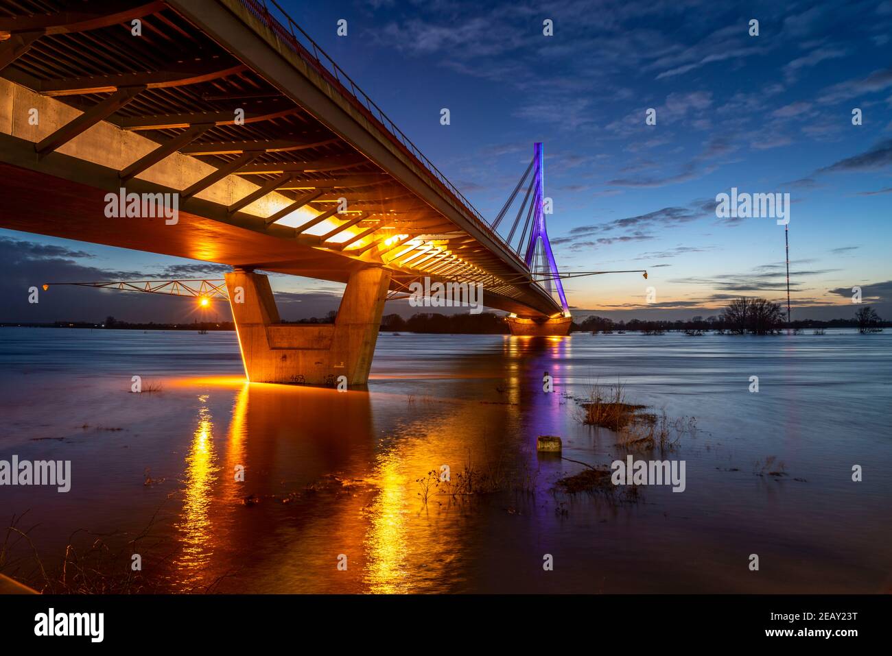 Die Rheinbrücke in Wesel, Niederrheinbrücke, Straßenbrücke der Bundesstraße B58, Abendbeleuchtung, Hochwasser, Wesel, NRW, Deutschland, Stockfoto