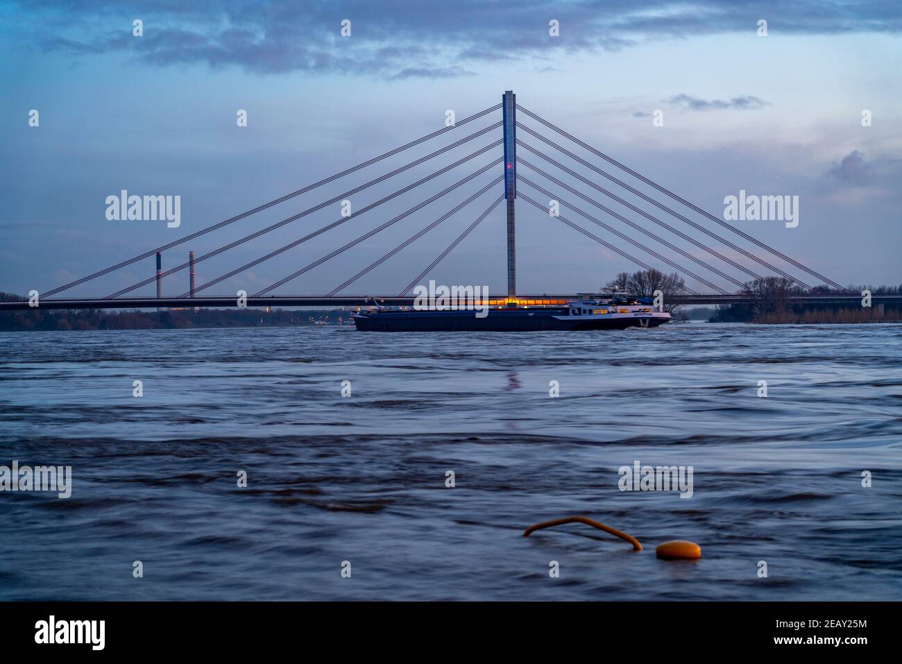 Die Rheinbrücke in Wesel, Niederrheinbrücke, Straßenbrücke der Bundesstraße B58, Abendbeleuchtung, Hochwasser, Wesel, NRW, Deutschland, Stockfoto