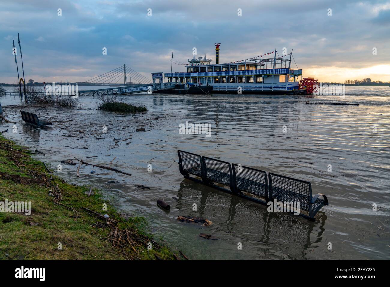 Rheinüberflutung, Uferpromenade in Wesel, ein Teil des Flusswassers bereits auf die Wege verschüttet, Anlegestelle des Ausflugsboots River Lady, W Stockfoto