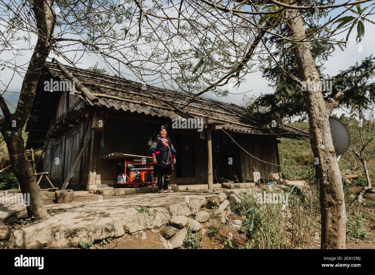 Eine Indigo-Hmong-Frau aus der ethnischen Minderheit steht vor ihrem Haus in einem nordvietnamesischen Dorf. Stockfoto