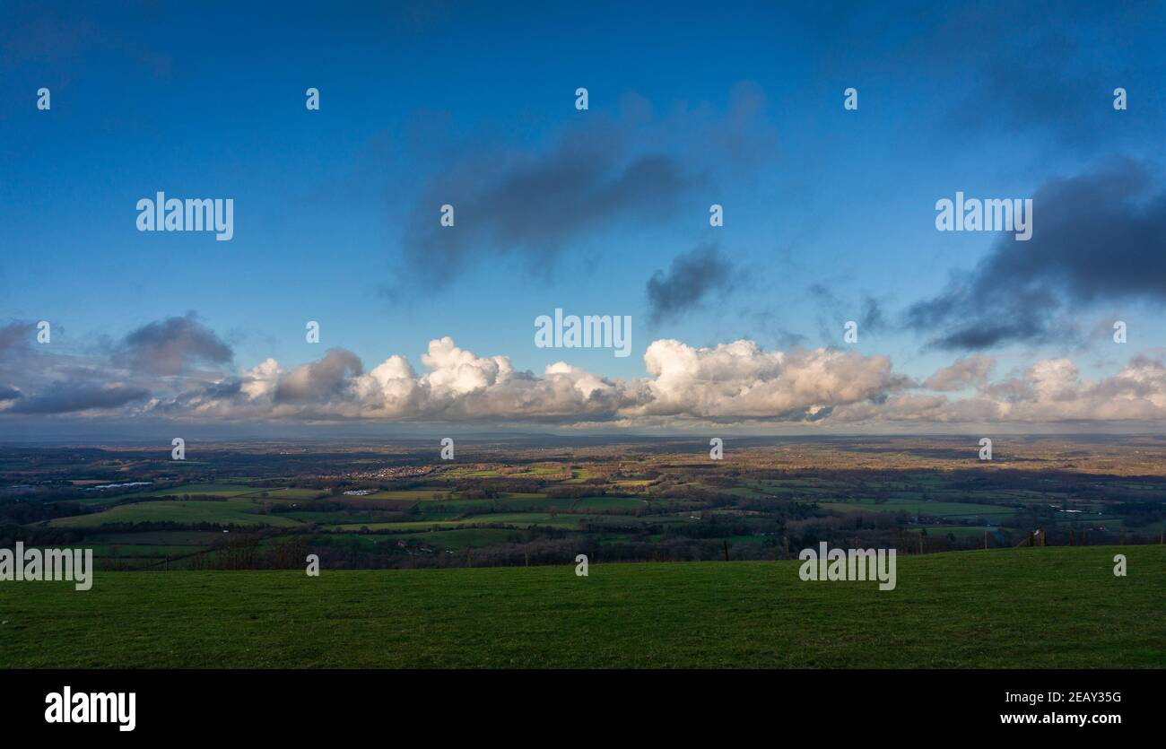 Ein Blick auf den Sussex Weald vom Chanctonbury Ring auf dem South Downs Way, West Sussex, Großbritannien Stockfoto
