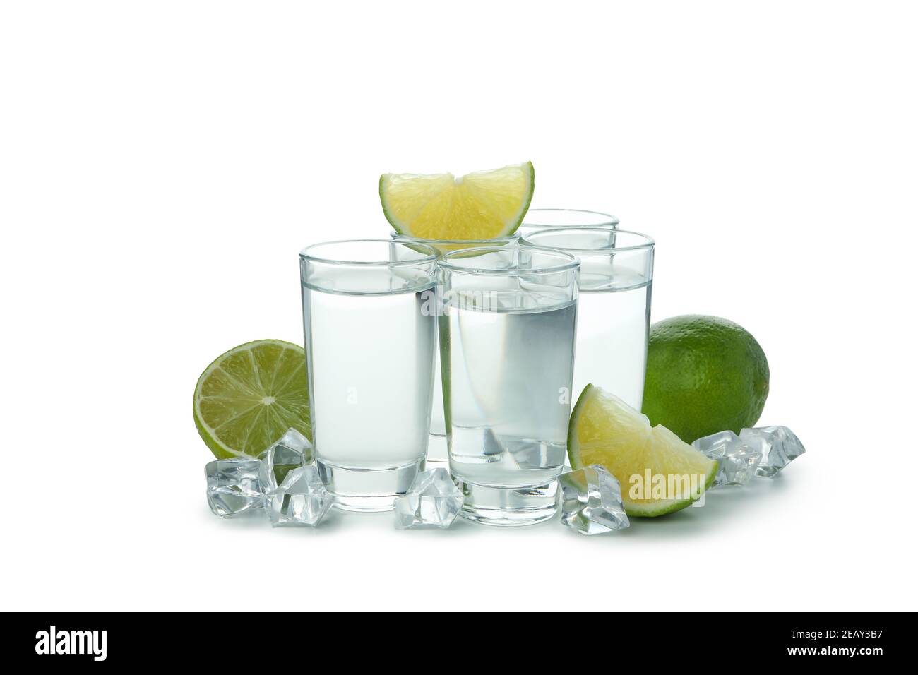 Schüsse, Limettenscheiben und Eiswürfel isoliert auf weißem Hintergrund Stockfoto