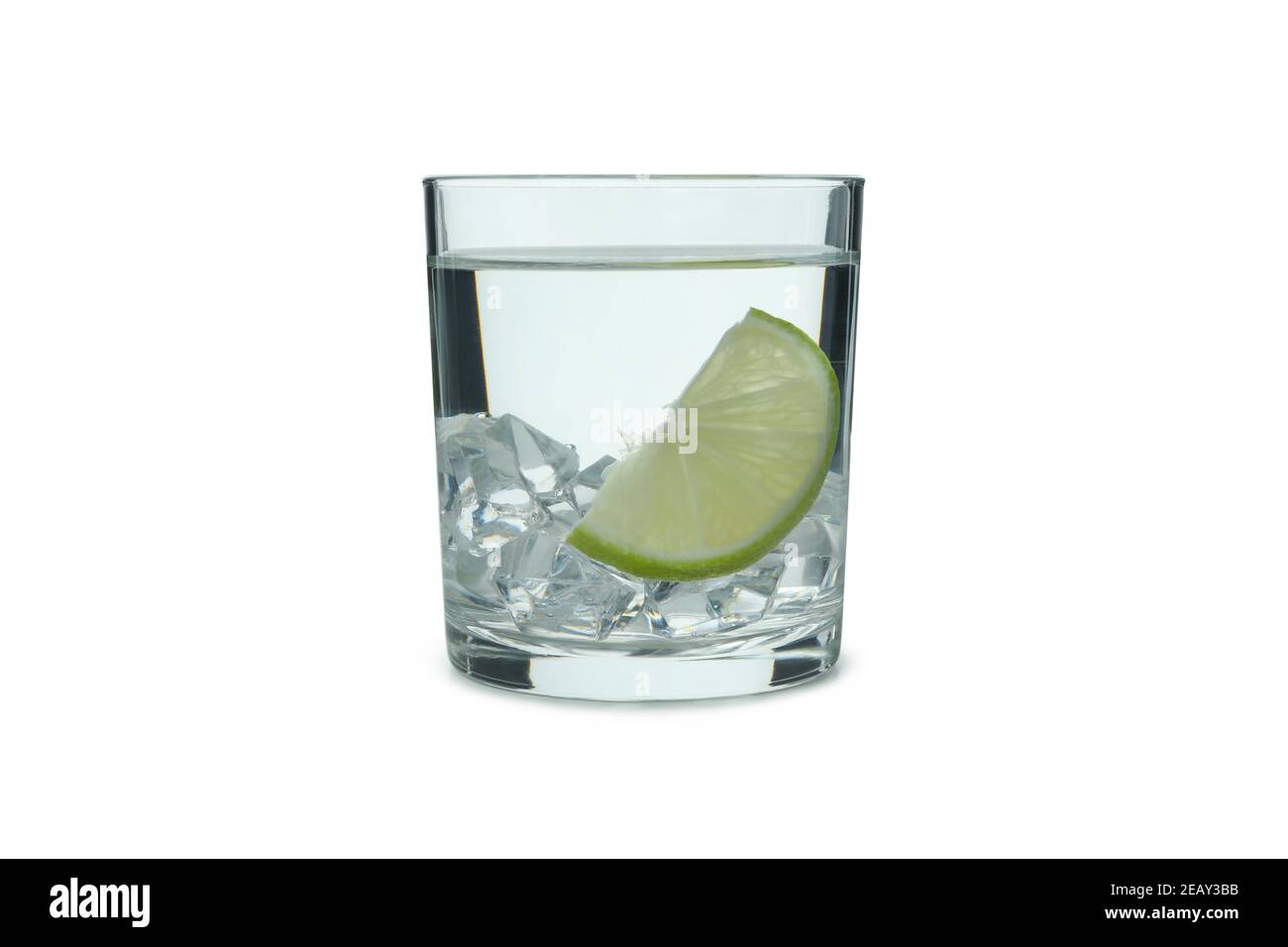 Glas Wodka mit Kalk und Eis isoliert auf weiß Hintergrund Stockfoto