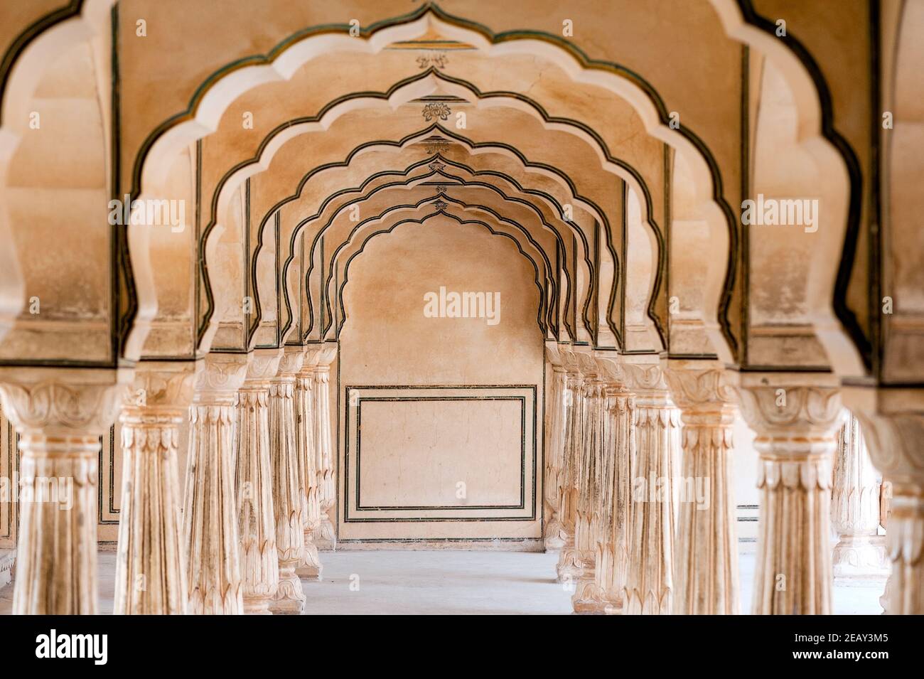 Komplizierte gewölbten Eingangstür zum Innere des Hawa Mahal Palast des Windes Jaipur Rajasthan Indien Stockfoto