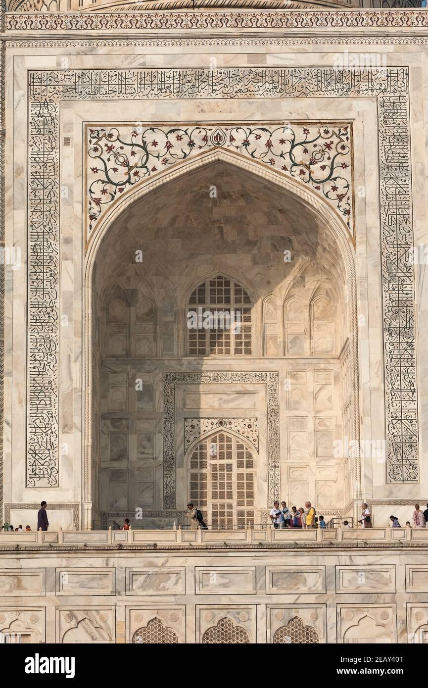 Darwaza-i-rauza ist einer der Bestandteile des Taj Mahal Komplexes, mit dem Mausoleum, der Moschee und dem Gastpavillon. Stockfoto