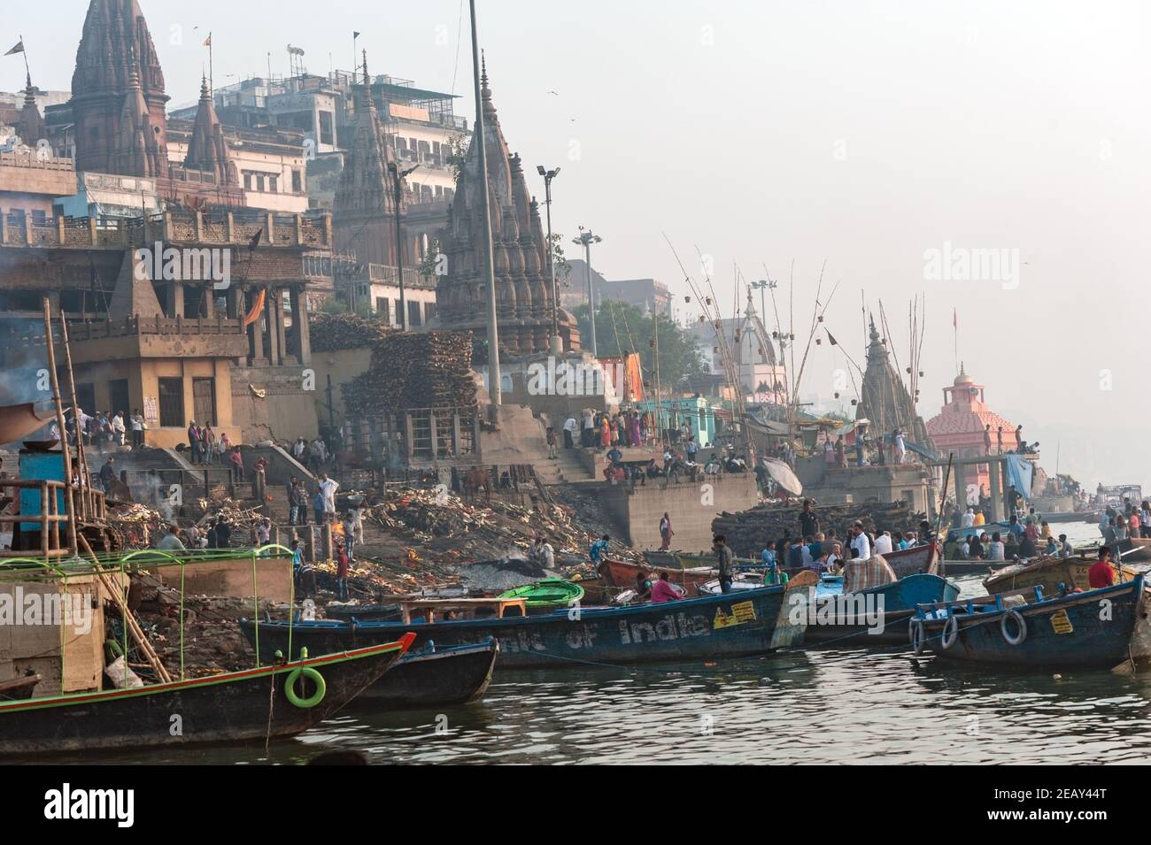 DAS MORGENRITUAL AM GANGES, VARANASI – INDIEN. SONNENAUFGANG AM HEILIGEN GANGES. Stockfoto