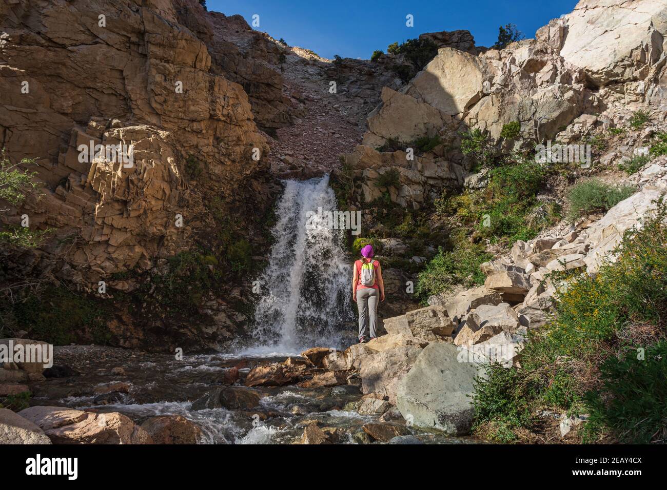 Frau beim Wandern in den Bergen gegen den Wasserfall in Esquel, Patagonien, Argentinien Stockfoto