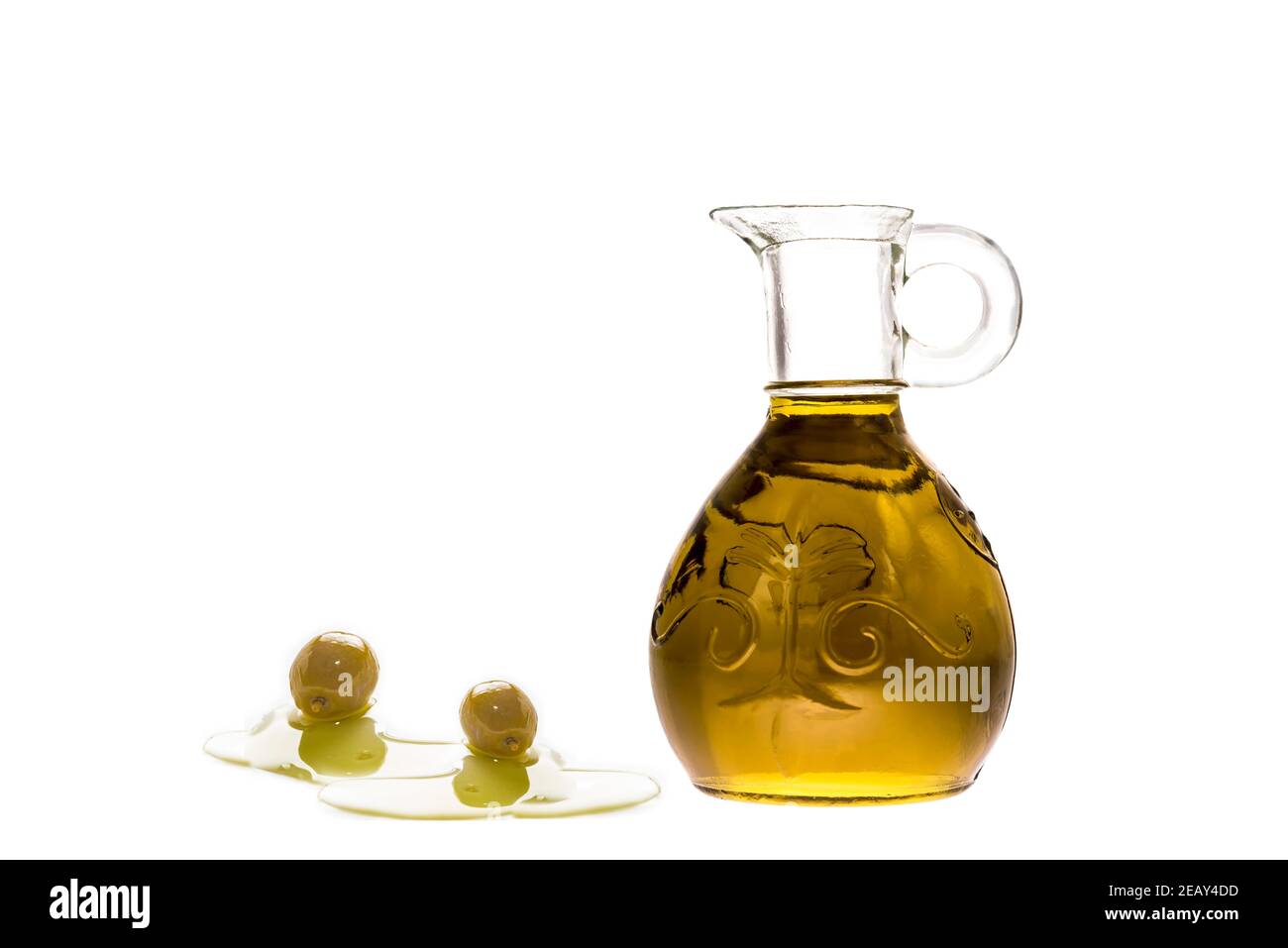 Natives Olivenöl extra und zwei Olivenfrüchte isoliert auf weißem Hintergrund. Stockfoto