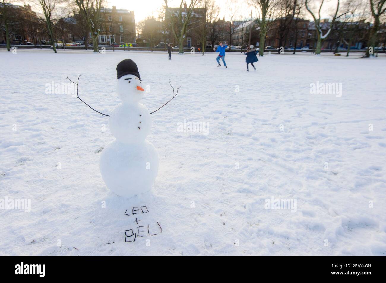 Ein 'Covid Schneemann' ist vor der Galerie der Königin gesichtet. Edinburgh erhält Schneefall über Nacht, die die Stadt bedeckt. Edinburgh war zu der Zeit nicht unter einer gelben Met Warnung vor Schnee. Kredit: Euan Cherry Stockfoto