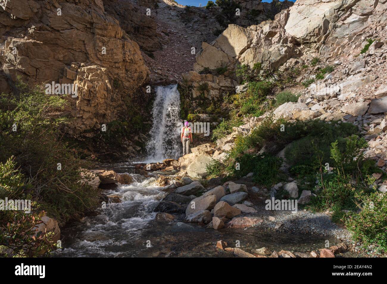 Frau beim Wandern in den Bergen gegen den Wasserfall in Esquel, Patagonien, Argentinien Stockfoto