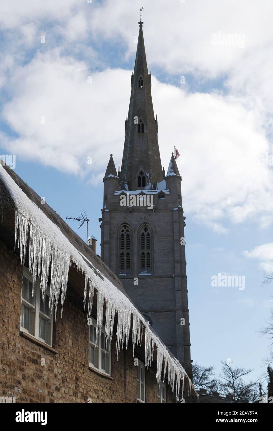 Oakham, Rutland, Großbritannien. 11th. Februar 2021. Wetter in Großbritannien. Eiszapfen hängen von einer strohgedeckten Hütte, da die Temperatur in Großbritannien auf den niedrigsten Stand seit einem Jahrzehnt gesunken ist. Credit Darren Staples/Alamy Live News. Stockfoto