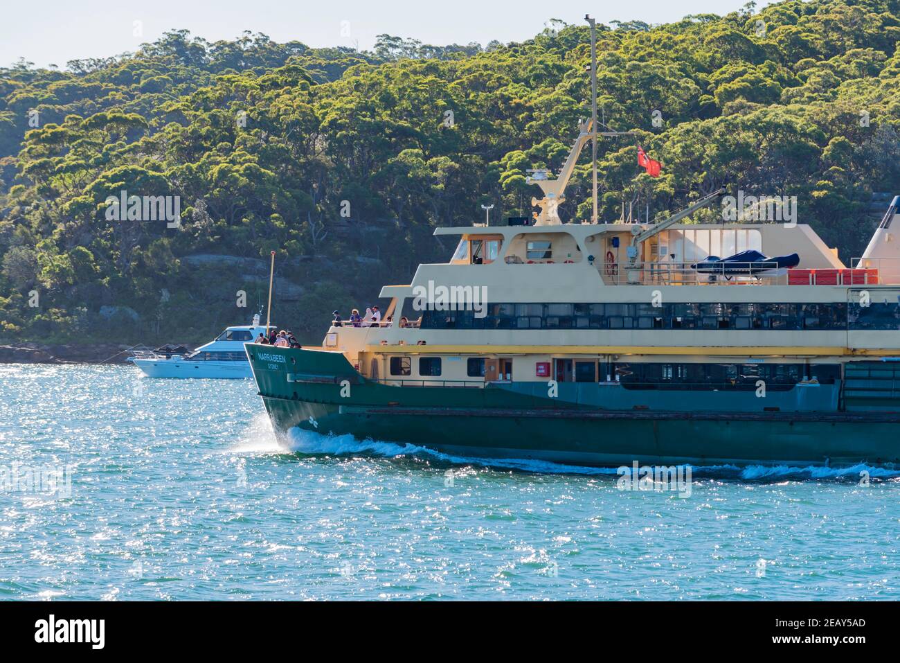 Die Sydney Ferry, Narrabeen, fährt an einem sonnigen Sommernachmittag in Australien am Georges Head vorbei in Richtung Circular Quay Stockfoto