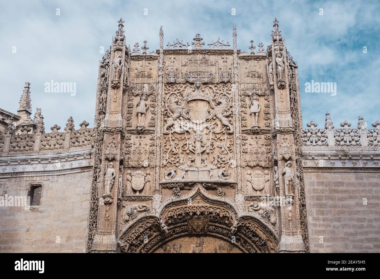 Gotische façade des Colegio de San Gregorio in Valladolid, Spanien. Nationales Skulpturenmuseum Stockfoto