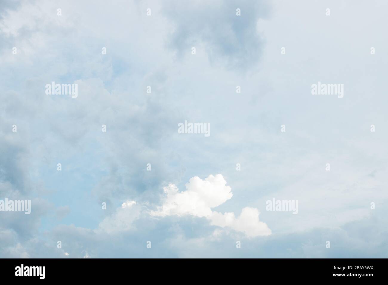 Blick auf den blauen Himmel und Wolken Stockfoto