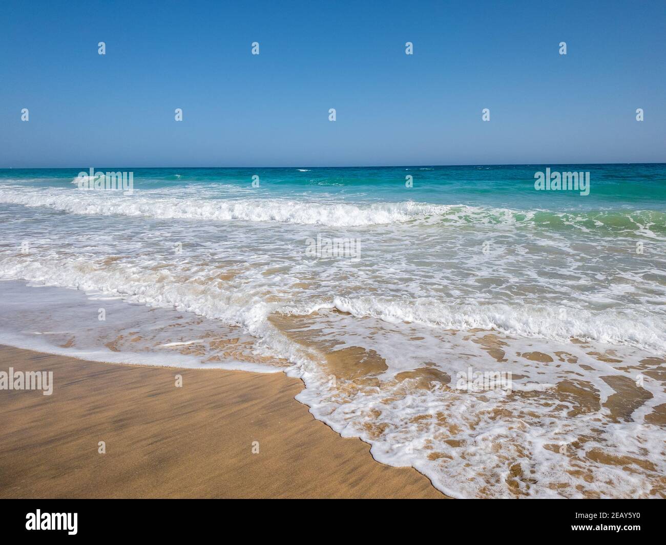 Wunderschöne Meereswellen am Morro jable Strand, türkisfarbenes Wasser, sommerliche Vibes Stockfoto
