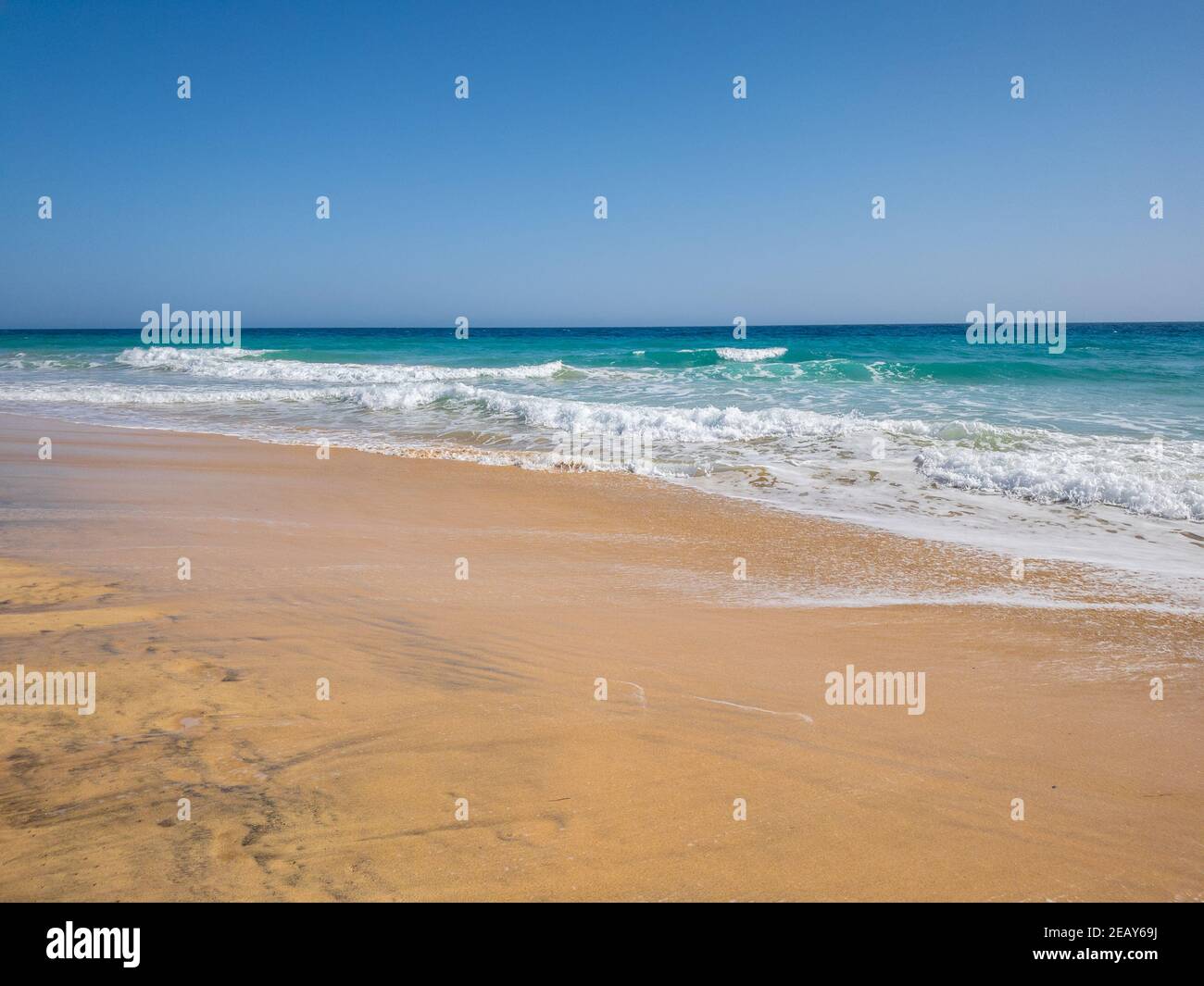 Wunderschöne Meereswellen am Morro jable Strand, türkisfarbenes Wasser, sommerliche Vibes Stockfoto