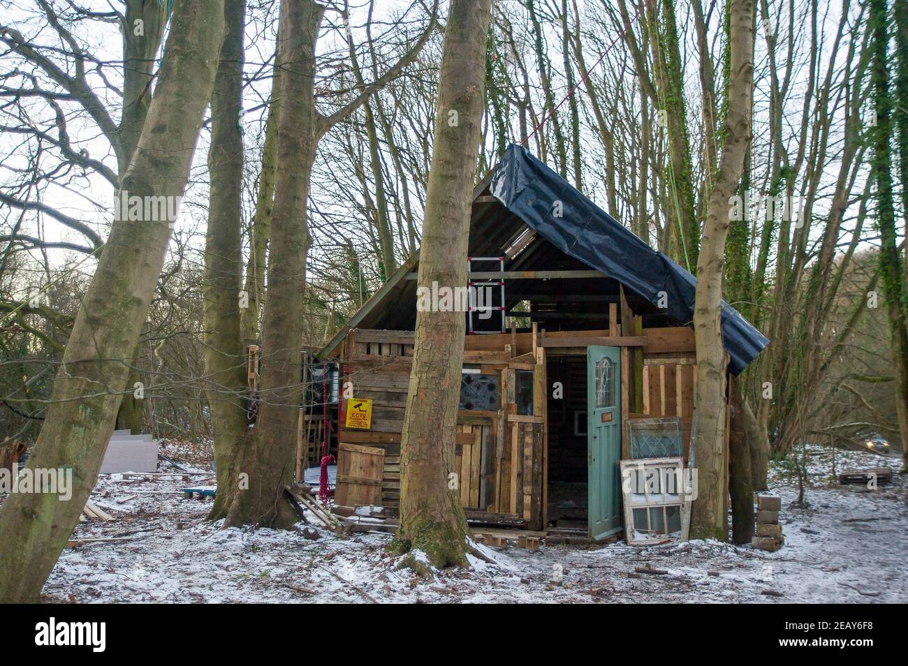 Wendover, Buckinghamshire, Großbritannien. 10th. Februar 2021. Ein Team von Anti-HS2- und Klimaaktivisten lebt in den Wäldern von Wendover, die bis HS2 für die umstrittene und Hochgeschwindigkeitsbahn von London nach Birmingham zur Zerstörung bestimmt sind. Trotz des Schnees und der Kälte setzen sie ihren Kampf gegen HS2 fort. In Euston, London, werden inzwischen weitere HS2 Aktivisten in Tunneln verschanzt. Quelle: Maureen McLean/Alamy Stockfoto