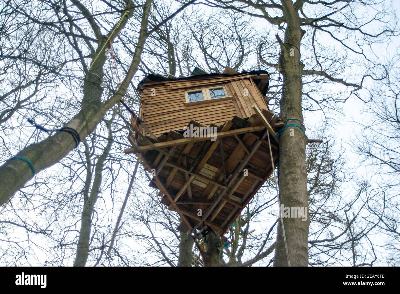 Wendover, Buckinghamshire, Großbritannien. 10th. Februar 2021. Ein Team von Anti-HS2- und Klimaaktivisten lebt in den Wäldern von Wendover, die bis HS2 für die umstrittene und Hochgeschwindigkeitsbahn von London nach Birmingham zur Zerstörung bestimmt sind. Trotz des Schnees und der Kälte setzen sie ihren Kampf gegen HS2 fort. In Euston, London, werden inzwischen weitere HS2 Aktivisten in Tunneln verschanzt. Quelle: Maureen McLean/Alamy Stockfoto