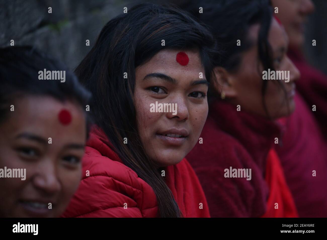 Kathmandu, Bagmati, Nepal. Februar 2021, 11th. Eifrige Anhänger bereiten sich vor, am Ufer des Bagmati Flusses während des Madhav Narayan Festivals im Pashupatinath Tempel in Kathmandu, Nepal am 11. Februar 2021 zu beten. Das einmonatige Fest soll das Fasten beobachten und zur Göttin Swasthani und zum Gott Madhav Narayan für Wohlstand der Familienmitglieder beten. Quelle: Sunil Sharma/ZUMA Wire/Alamy Live News Stockfoto