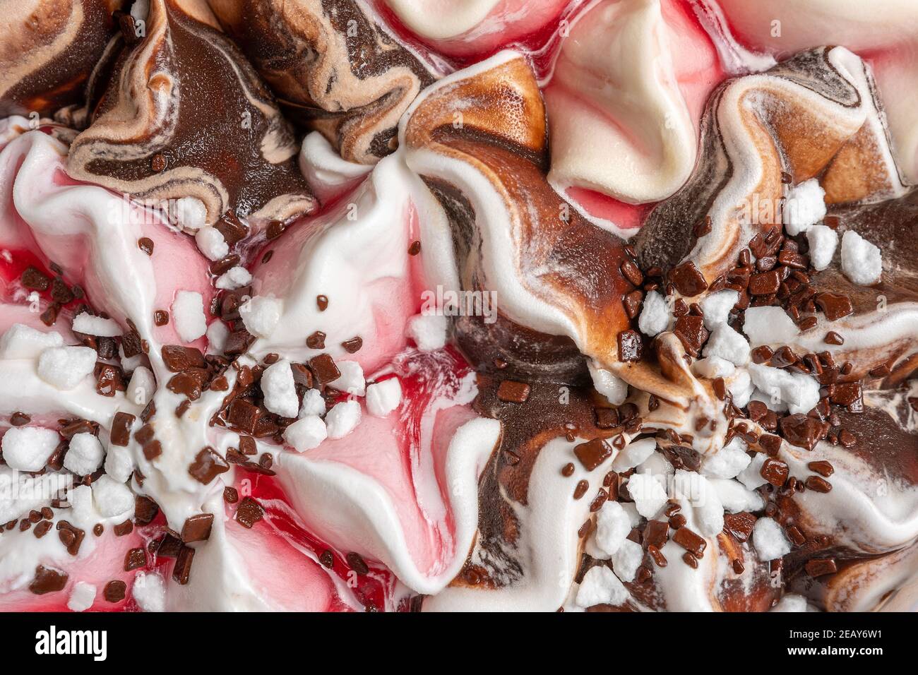 Nahaufnahme von Vanilleeis mit Schokolade. Stockfoto