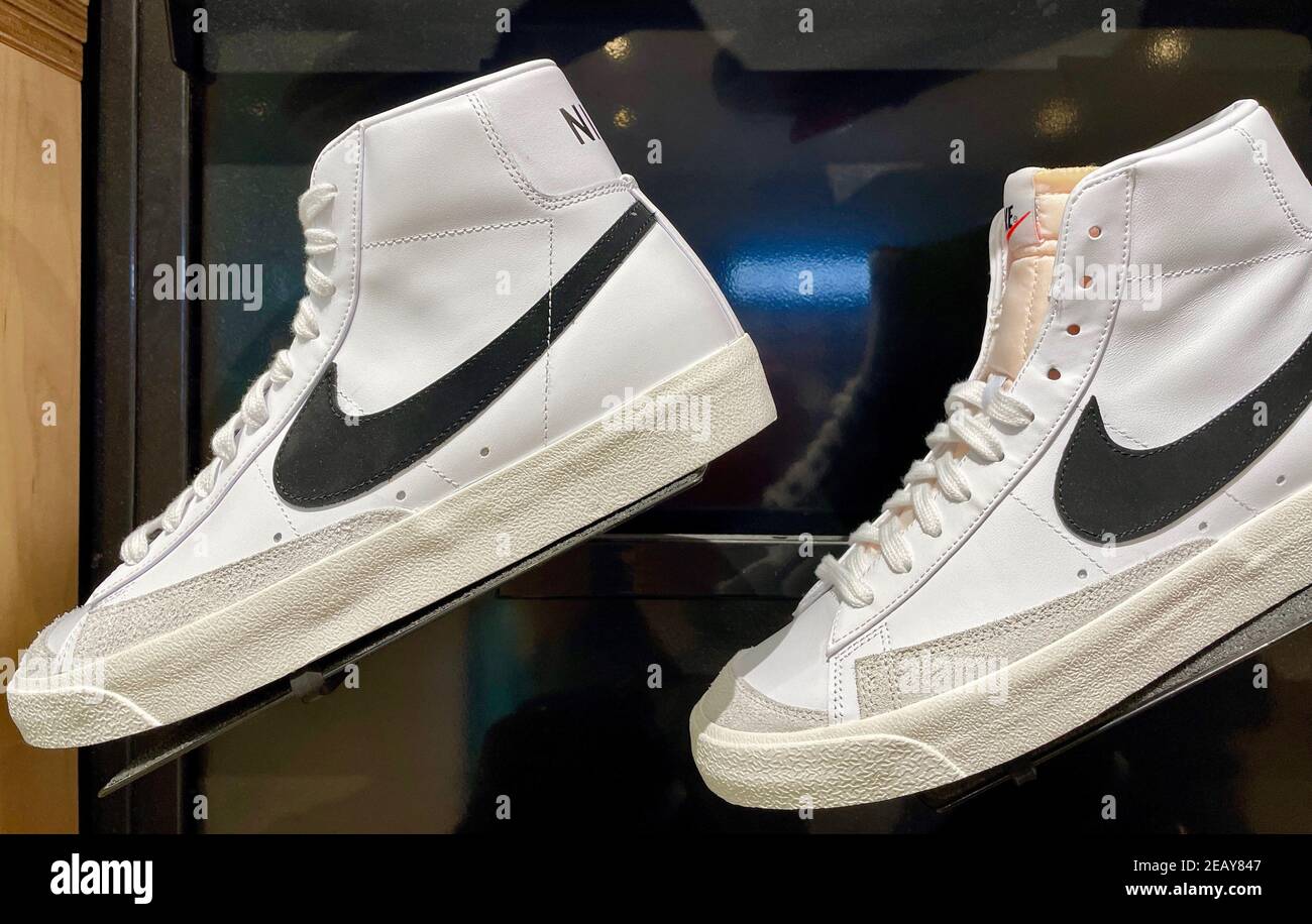 FRESNO, USA - 10. Feb 2021: Ein Foto von zwei ganz weißen Nike High Top  Schuhe für Männer mit schwarzem Logo auf der Seite Store Display  Stockfotografie - Alamy