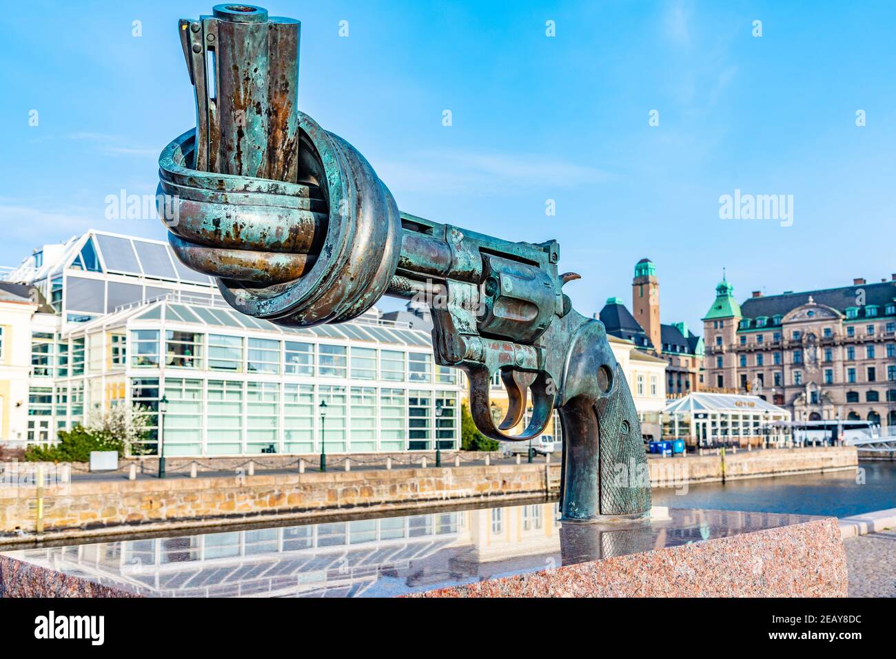 MALMO, SCHWEDEN, 24. APRIL 2019: Skulptur einer geknoteten Waffe von Carl Fredrik Reutersward in Malmo, Schweden Stockfoto